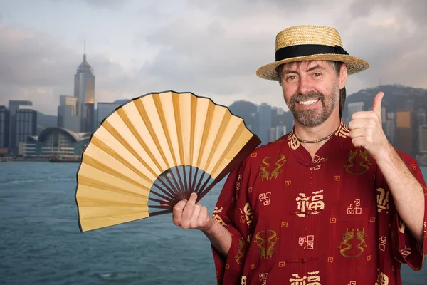 Homem europeu em traje chinês tradicional em Hong Kong — Fotografia de Stock