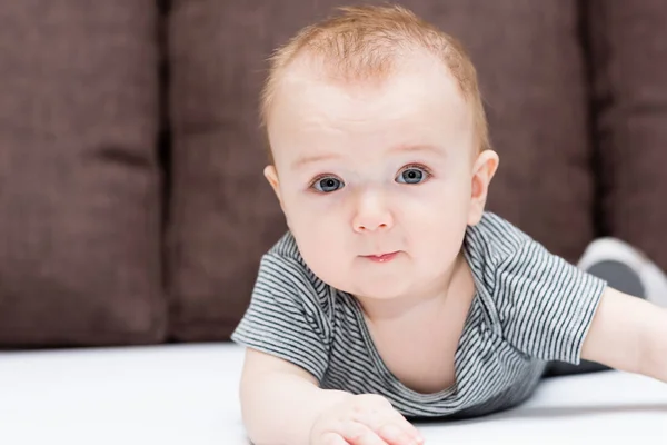 Portret van een schattige kleine jongen — Stockfoto