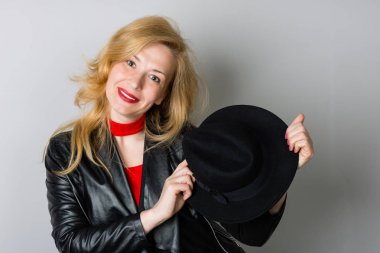 Bir gri siyah şapkalı kadın