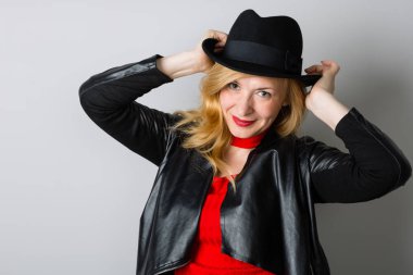 Bir gri siyah şapkalı kadın