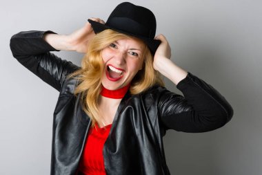 Siyah ceketli bir kadın çığlık 