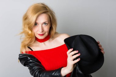 Güzel kadın siyah bir şapka ile bir ceket 