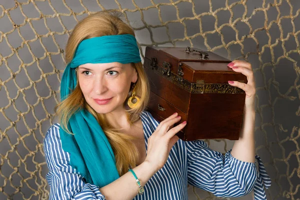 Woman holding a pirate with a chest — Stock Photo, Image