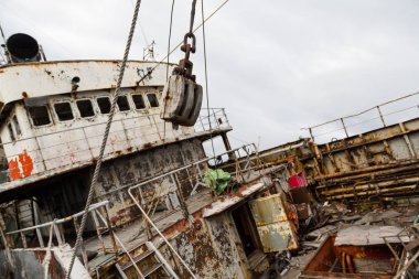 Eski terk edilmiş, çalışmayan gemi