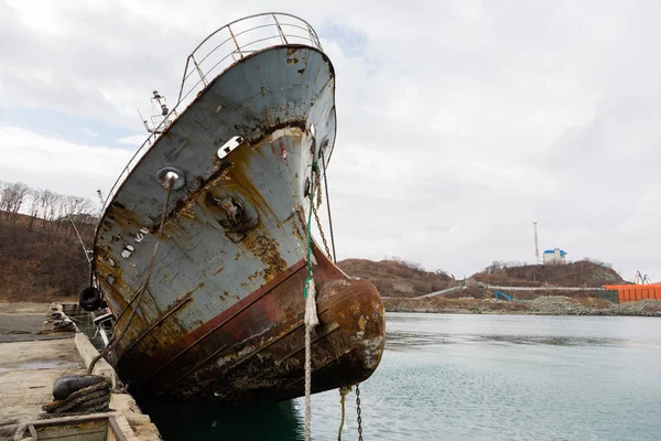 Arc d'un vieux navire abandonné pend au-dessus de la mer — Photo