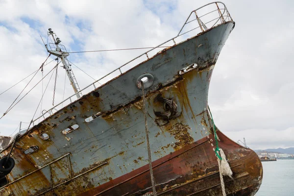 Bug und Glühbirne eines alten verlassenen Schiffes — Stockfoto