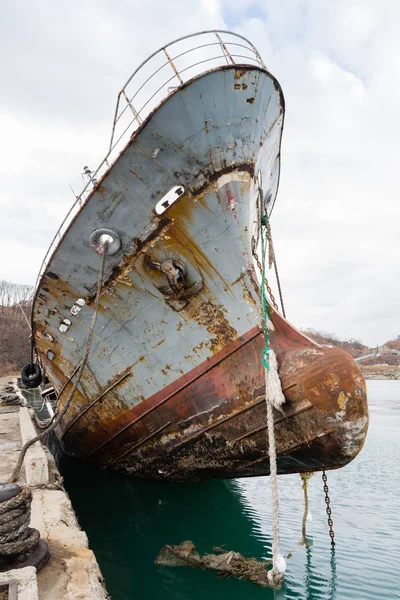 Bow of an old abandoned ship hangs over the sea — Stock Photo, Image