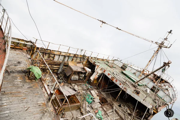 Eski terk edilmiş, çalışmayan gemi — Stok fotoğraf
