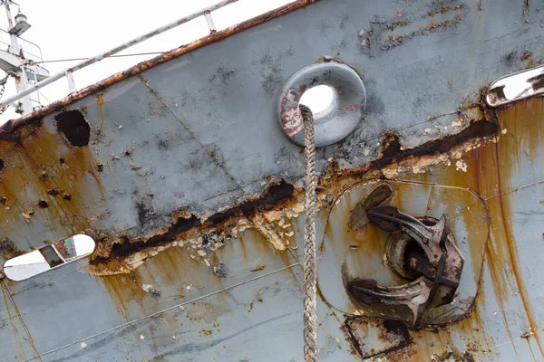 一艘有锚的废弃旧船的船体 — 图库照片