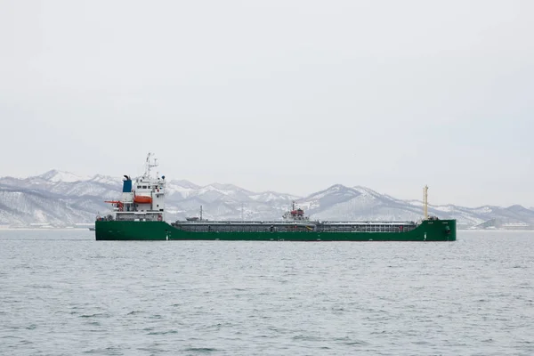 Offshore olietankschip in zeehaven — Stockfoto