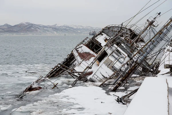 Un vieux bateau de pêche a coulé à quai — Photo