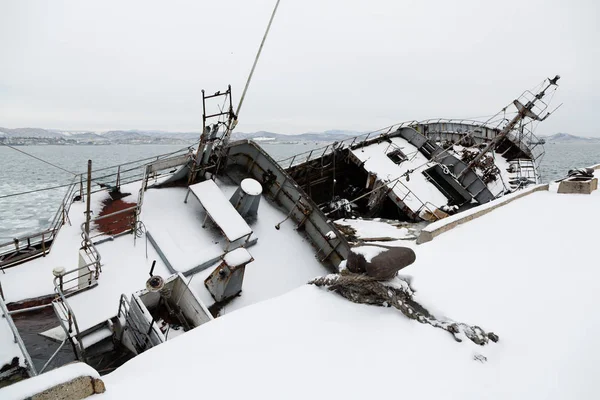 Altes, baufälliges Fischerboot sank an Pier — Stockfoto