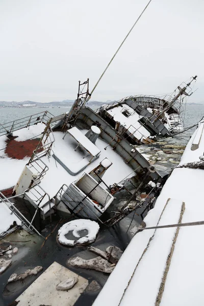 El viejo barco pesquero se hundió en el muelle del puerto —  Fotos de Stock