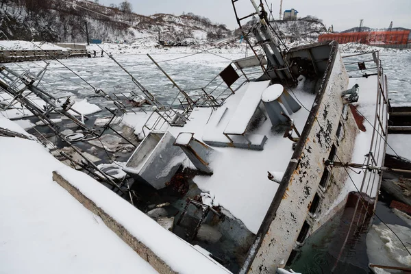 Altes Schiff sank am Anleger im Hafen — Stockfoto