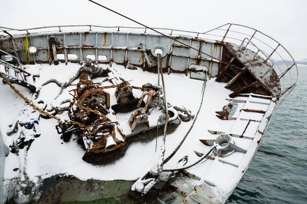 La partie avant d'un bateau de pêche a coulé une jetée en hiver — Photo