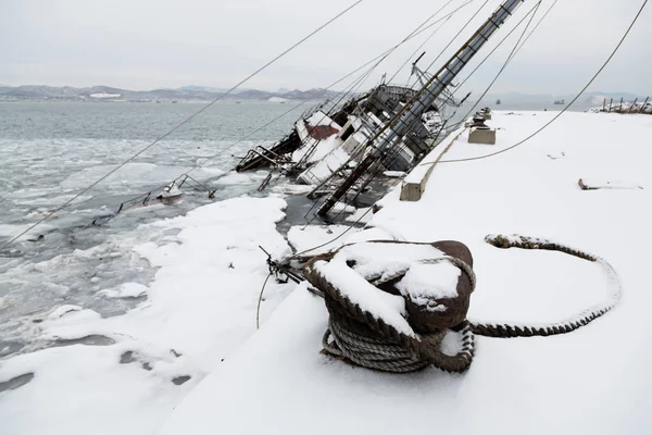 İskelede eski bir balıkçı teknesi battı. — Stok fotoğraf