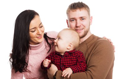 Mutlu genç aile babası, anne ve küçük oğlu. Beyazda izole edilmiş.