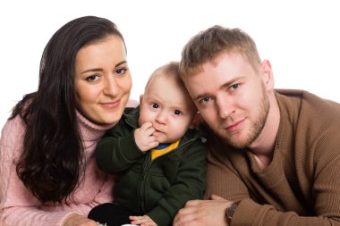 Genç aile babası, anne ve küçük çocuk portresi. Beyazda izole edilmiş.