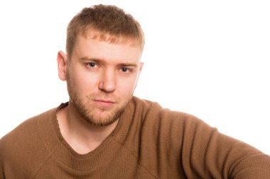 Genç, yakışıklı bir Avrupalı. Beyaz bir arkaplanda izole edilmiş.