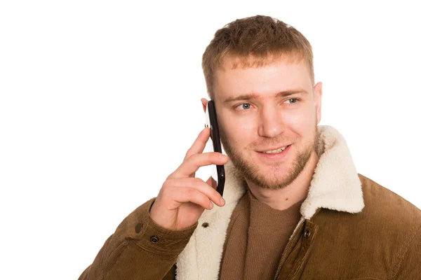 年轻英俊的男人用智能手机说话 与白种人隔离 — 图库照片