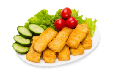 Kızarmış balık ve sebze. Beyazda izole edilmiş.