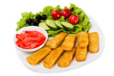 Kızarmış balık ve sebze. Beyazda izole edilmiş.