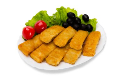 Kızarmış balık ve sebze. Beyazda izole edilmiş.