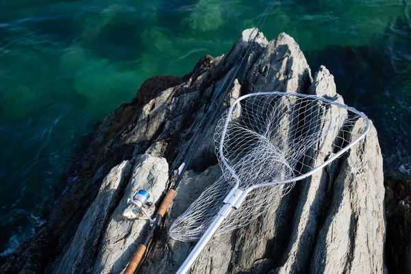 Spinn Och Landningsnät Stenig Strand Vid Havet — Stockfoto