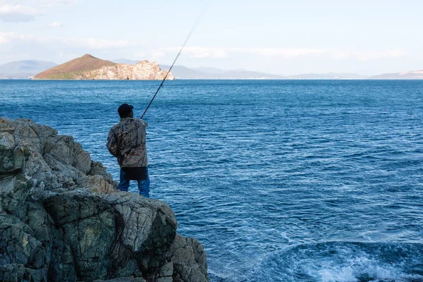 Pêcheur Capture Poisson Dans Les Rochers Sur Mer — Photo