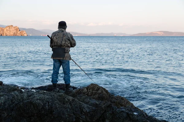 夕方の海釣りの漁師 — ストック写真