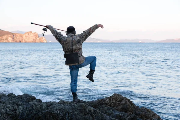 Pescador Medita Pesca Rochas Mar Noite — Fotografia de Stock