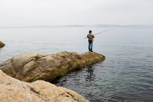 Rybář Moři Rybaření Skalách Brzy Ráno — Stock fotografie