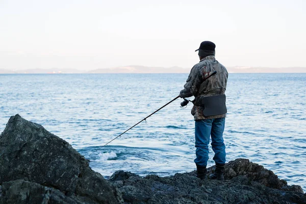 Rybář Večerní Rybolov Skalách Moře — Stock fotografie