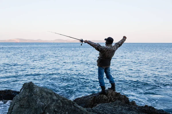 Pescador Medita Antes Pescar Nas Rochas Junto Mar — Fotografia de Stock