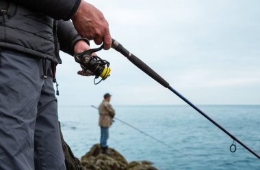 Balıkçılar kayalıklardan somon yakalar.