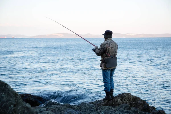 春天的早上 渔夫在岩石上钓鱼 — 图库照片