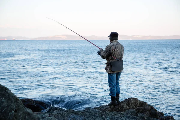 Pescador Captura Pescado Las Rocas Mañana Primavera Fotos de stock libres de derechos