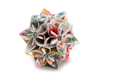 Origami Japon geleneği top şeklinde bir sanat - Kusudama beyaz üzerine izole edilmiş