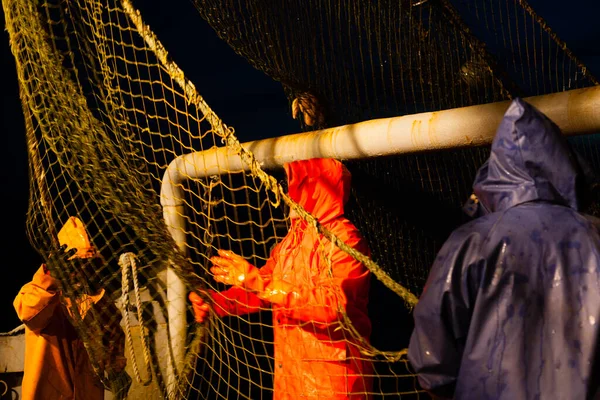 漁師は日本海の船に乗って魚とトロールを選択します — ストック写真