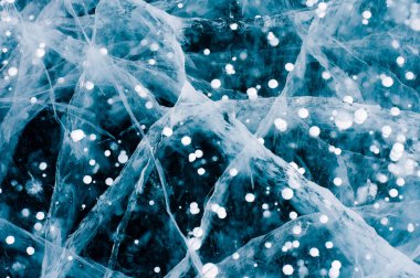 Soğuktan kırık buz.