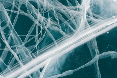 Soğuktan kırık buz.