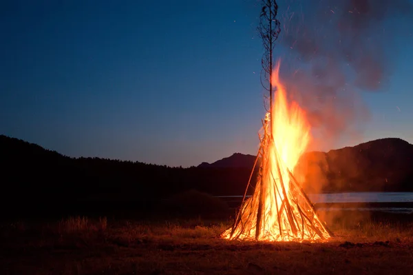 Un grand feu, sur fond de montagnes . — Photo