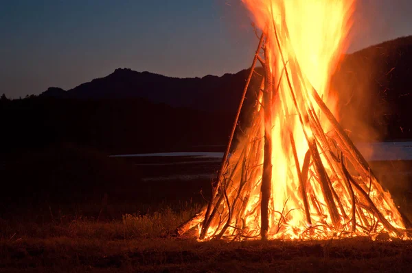 Un gran fuego, sobre el fondo de las montañas . Imagen de archivo