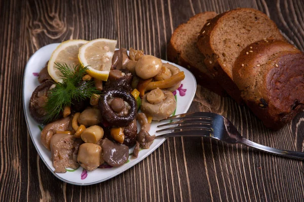 Gouden gebakken champignons met uien, citroen, brood. — Stockfoto