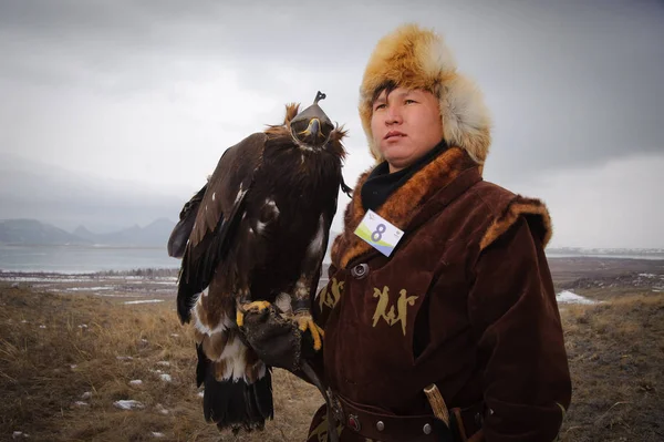 Torneio internacional "Kansonar" de mestres de caça com aves de caça, dedicado ao Dia da Independência da República do Cazaquistão. 9 de dezembro de 2017 . — Fotografia de Stock