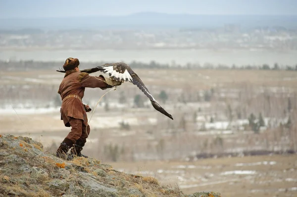 Torneio internacional "Kansonar" de mestres de caça com aves de caça, dedicado ao Dia da Independência da República do Cazaquistão. 9 de dezembro de 2017 . — Fotografia de Stock