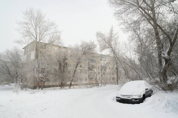 Beş Katlı Bir Binanın Yanında Karla Kaplı Bir Araba — Stok fotoğraf