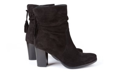 Siyah ayak bileği bot ile üzerine beyaz izole bir Püskül