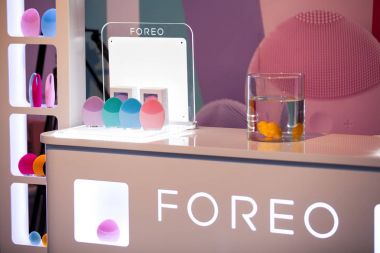 Foreo'nın göstermek Luna mini fırçalar temizlik yüz ile yakından görmek