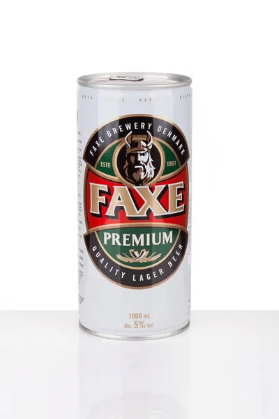 Faxe Premium es una popular cerveza elaborada por Faxe Bryggeri A / S — Foto de Stock